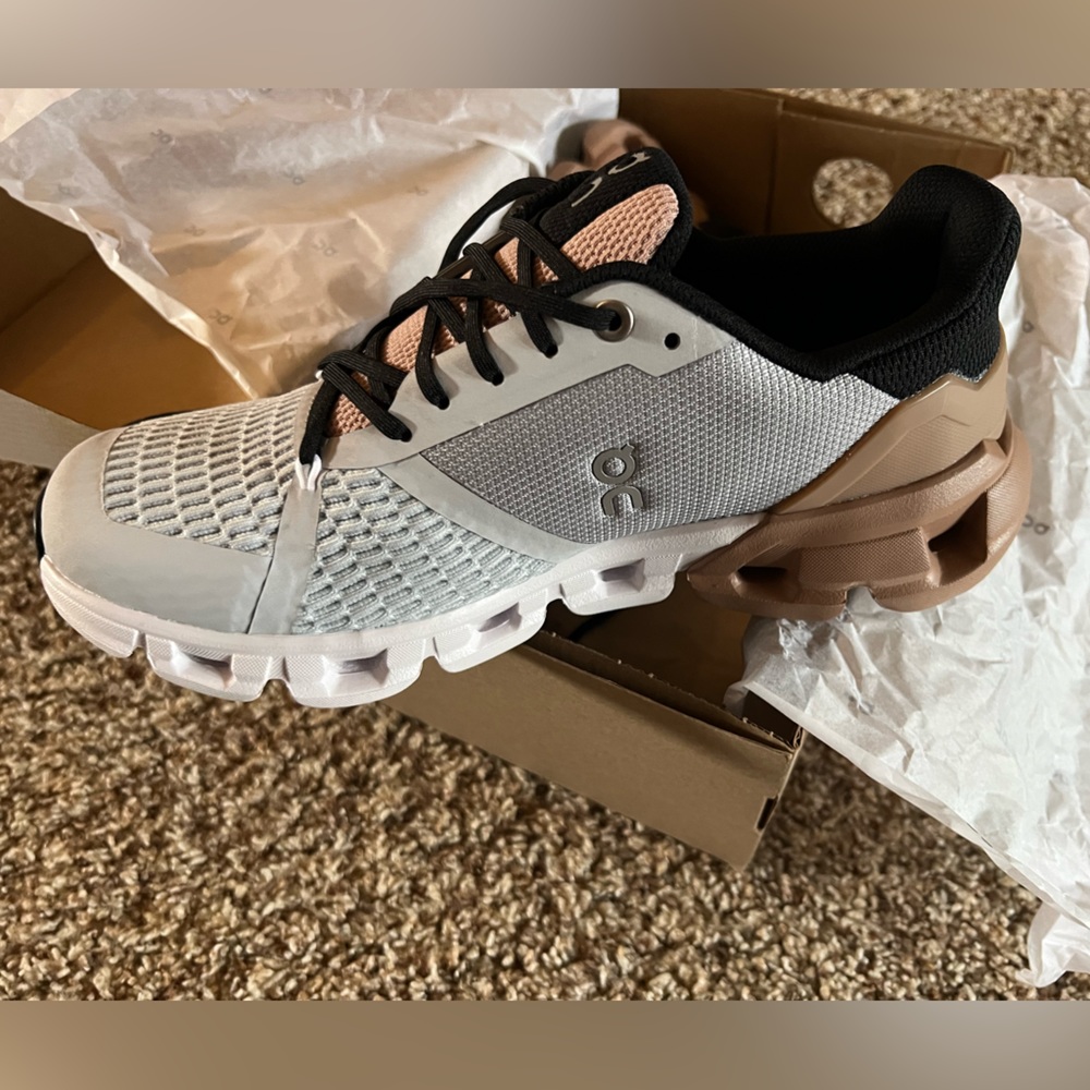 Womens On Cloud Cloudflyer Glacier/Rosebrown Size 7.5